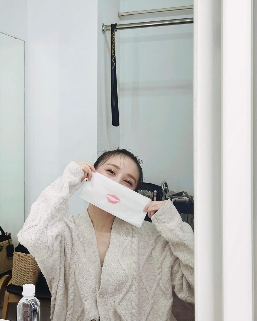 「セクシー路線ですか」あの人気アイドルが突然”キスマーク”ショットを披露しファン騒然