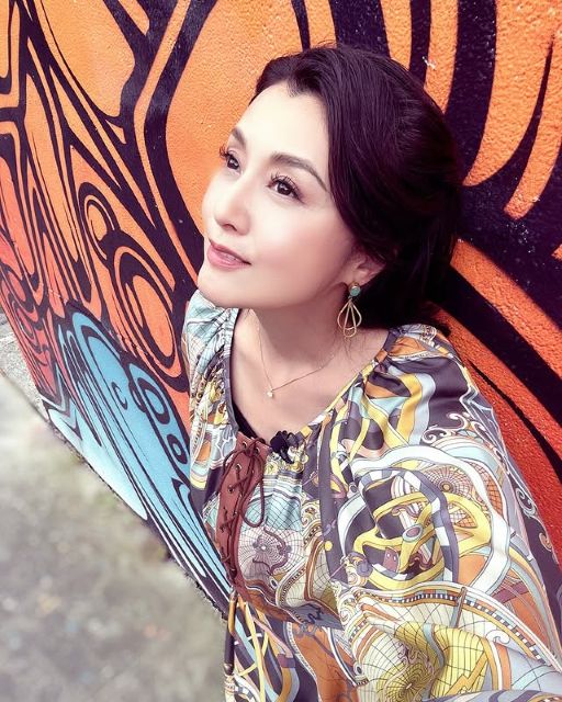 藤原紀香、おしゃれなウォールアートバックにパシャリ！美しすぎるショットにファン惚れ惚れ