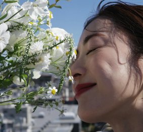 「春の日差しに癒されて」高垣麗子、撮影用ブーケとともに優雅なひととき