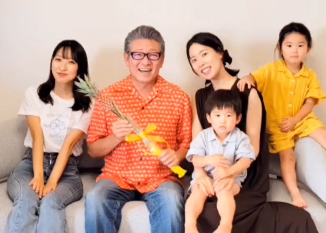 布川敏和が還暦を報告　寿司プレートと家族のプレゼントに笑顔