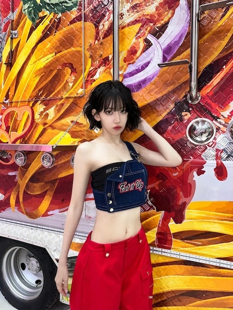 宮脇咲良、デニム×レッドの大胆コーデ披露 圧巻のビジュアルに世界中の