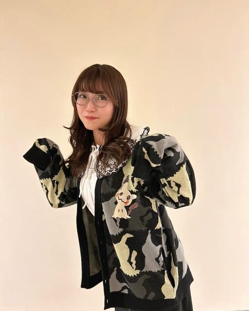美人アナがポケモンカーディガン姿で〇〇ポーズを披露！可愛すぎると話題に