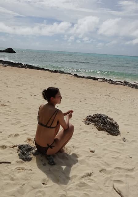 「売れっ子女優みたい」「可愛いすぎ！」女子サッカー・塩越柚歩の宮古島、満喫ショットに絶賛コメント集まる！？水着や夏服で海やグルメを楽しむ様子を公開！