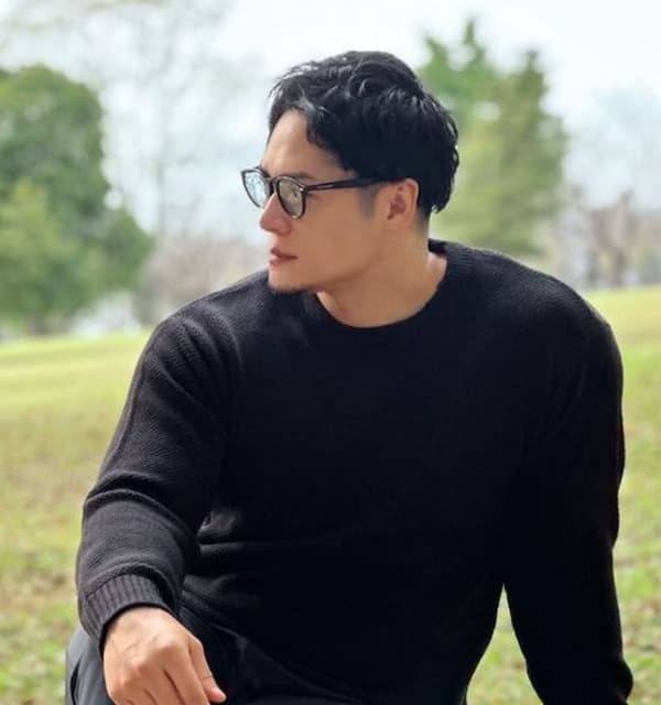 イケメン格闘家・飯田将成が自身のブランドの「大人シンプルなニット」を紹介