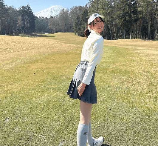 「清楚系サイコーです！眼福」ゴルフ美女子、ツイードミニの”乙女ショット＆ムービー”を披露！ファンメロメロに
