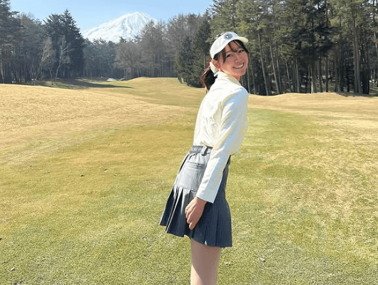 「清楚系サイコーです！眼福」ゴルフ美女子、ツイードミニの”乙女ショット＆ムービー”を披露！ファンメロメロに