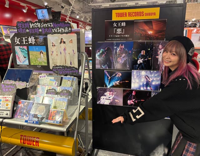 LiSAがタワーレコードへ！知人アーティストのパネルと写真を撮りまくる