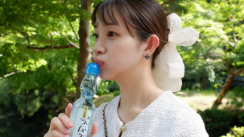 「かわいすぎて参った」足立梨花、NEWカメラ片手に深大寺さんぽ “顔まわりの影も愛嬌で”自然体ショットが話題に