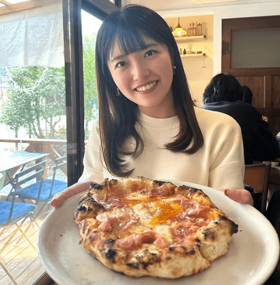 「笑顔が本当に素敵」美女アナウンサー、緑のカフェで”こんがり・ピザショット”を披露！ファン歓喜「めっちゃ美味しそう」