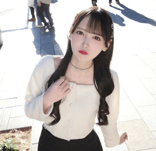 「可愛いを沢山身につけた日」人気アイドル、雑踏で”通行人も振り返る・ショット”を公開！「写真展があれば全財産を賭けてでも行きます」