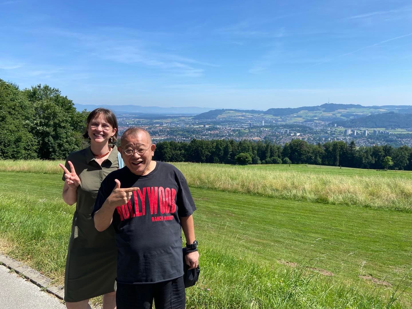 鶴瓶、絶景のグルテンの山でピースサイン！旅先ショットが話題