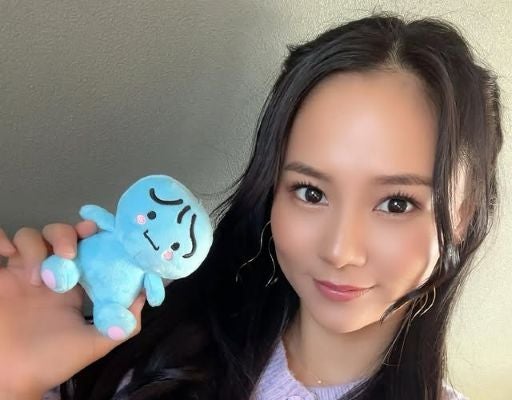 美人レースクイーン岡田夏芽、『ジモテン！』リポーター3年目に突入！CCNマスコットと笑顔2Sが話題