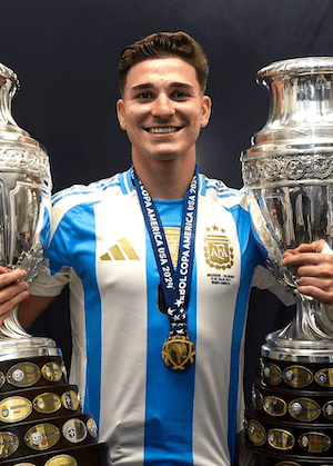 アルバレス、2つのトロフィーと共に勝利に浸る