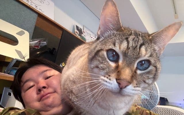 やす子、愛猫アビシと仲良しショット公開！「今日も最高の1日にしましょ〜」