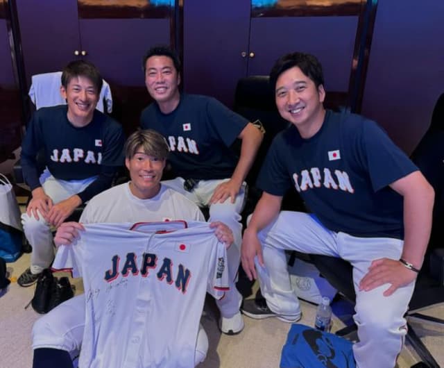 元プロ野球選手 上原浩治 阪神タイガースOBとの写真を公開！