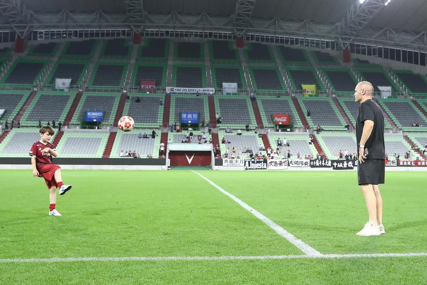 ⚽️イニエスタ、誰もが憧れる最高の親子ショット公開📸