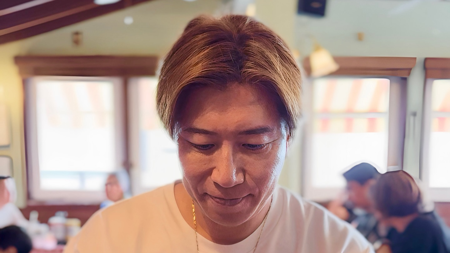 多村仁志、懐かしの味に舌鼓　Tシャツには“しっかり”ソースの洗礼