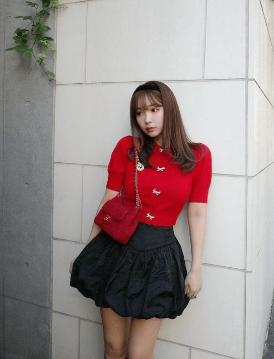 三上悠亜が”恋人待ち風”シチュで、男子激惚れのバルーンスカートショットを披露！