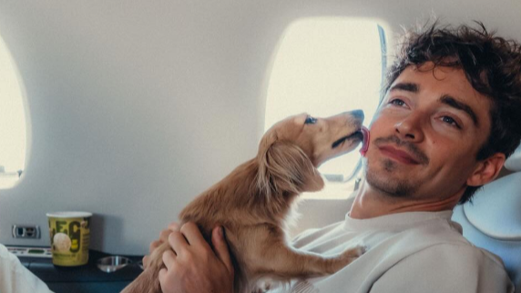 「アイスと愛犬と空の旅」シャルル・ルクレールの“ロンドン休日ショット”が尊すぎると話題！