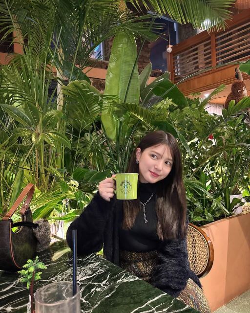 “緑に囲まれた美女” 川島海荷のリラックスショットが美しすぎる☕️💚