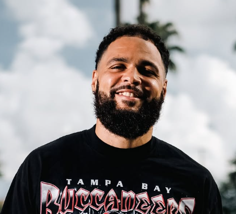 バッカニアーズが“開校宣言”！？マイク・エバンスの激アツTシャツが話題沸騰！