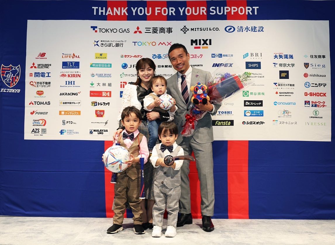 平愛梨が夫・長友佑都のW杯選出を子供達とサプライズで祝福「PAPAおめでとう」💐👶⚽️