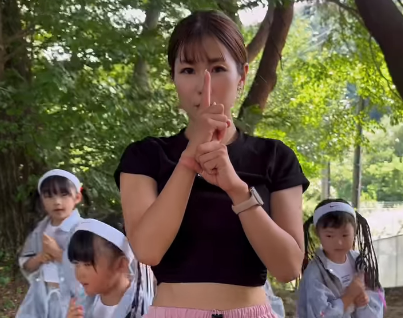 「ニンニン生徒かわいい！」美女ダンサー、キッズ忍者と踊る