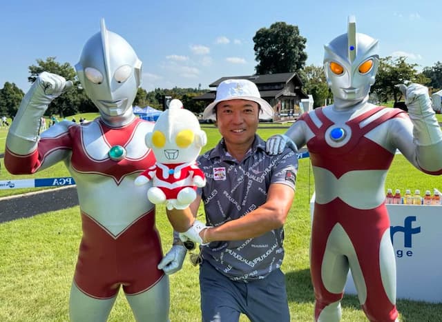 片山晋呉　ウルトラマンとゴルフ場で記念撮影【ウルトラマンカップ】