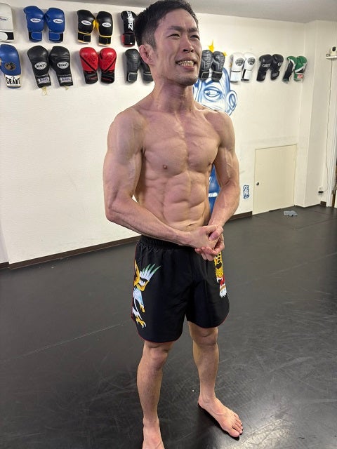 「たまに〇〇とか食べながら…」サラリーマン兼ファイターが仕上げた肉体の裏話を明かす？