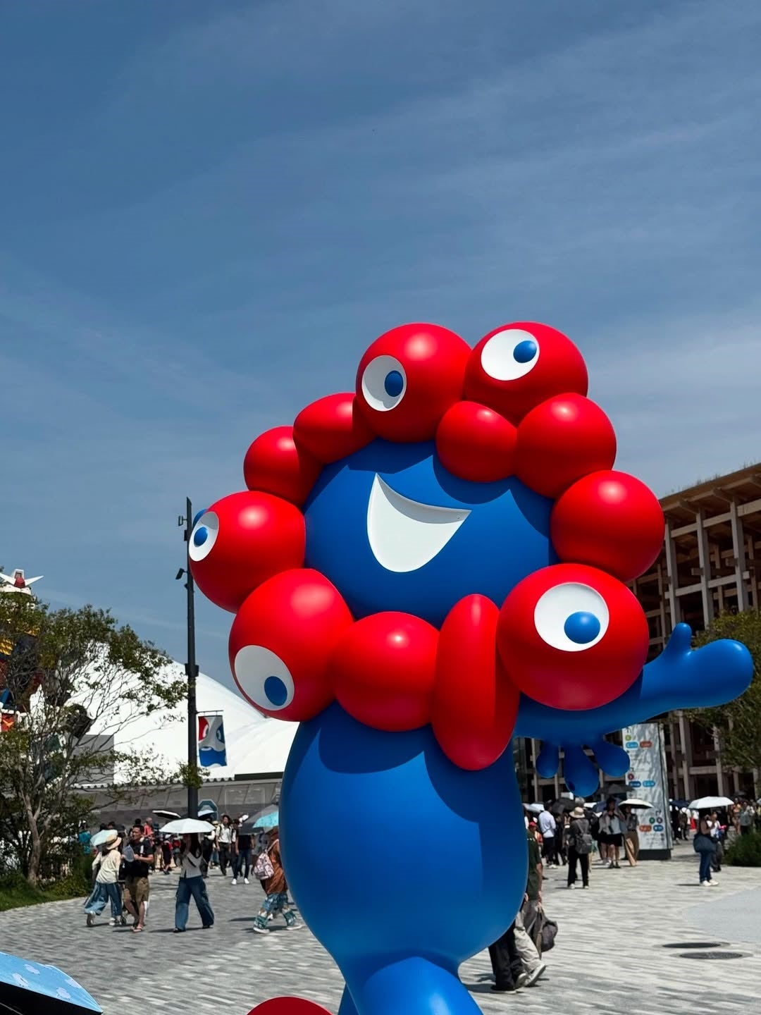 衝撃ビジュアル！上地雄輔が公開した大阪万博の目玉だらけの青い巨人が話題！！