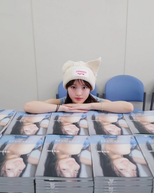 「サイン書いてきましたぁぁあ」本田真凜、写真集をずらりと並べたオフショット公開！