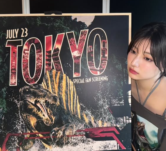 「可愛いアレンジ」吉川愛、恐竜ポスター前でヘアアレンジショット披露！