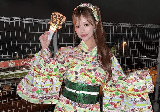 「浴衣コスめっちゃかわちい〜」人気レースクイーン、ミニ浴衣の美脚ショット＆ミューズステージムービー公開にファン感激！