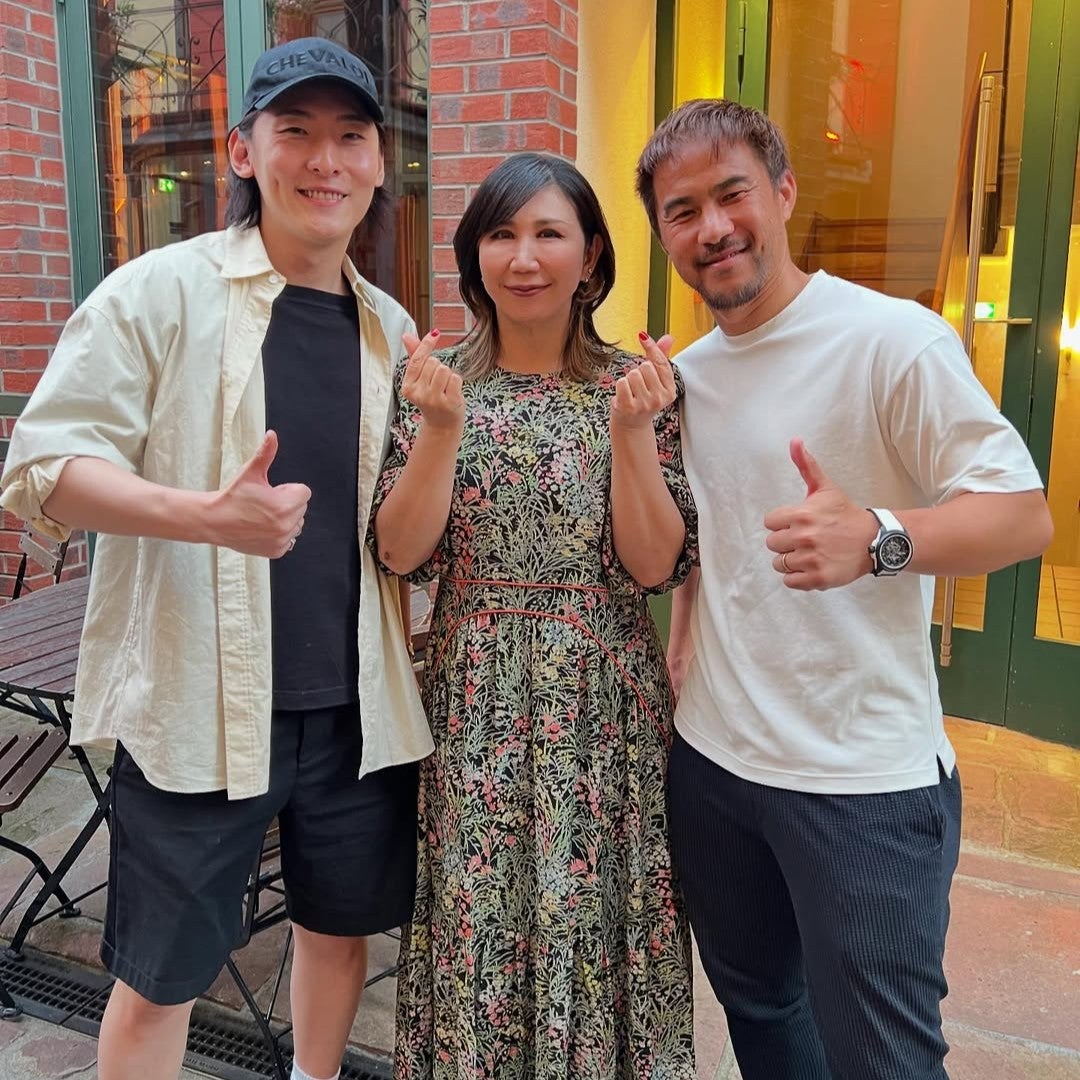 「残酷な天使のテーゼ」高橋洋子のドイツ初ステージにあのサッカー元日本代表が現れる！貴重ショットにファン歓喜