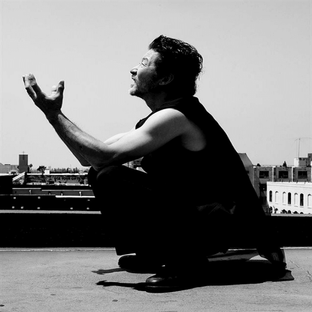 【浅野忠信】屋上で本人のモノトーン写真を公開【Thank You】