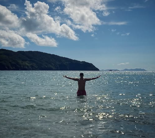 胸熱ショット！バレー前田一誠、故郷佐世保の海で広げた誇りの姿