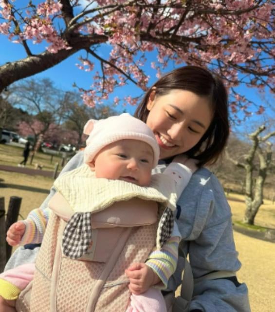 西野未姫、にこちゃんと初めてのお花見「去年はお腹の中、今年は隣で桜」