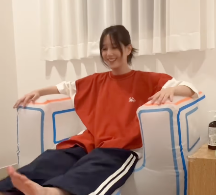 「超便利！」本田翼、愛犬とともに新しいソファを作る様子をアップ！