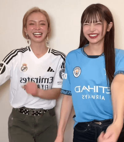 「美の共演！」ダブルサッカー美女子、ユニフォーム姿で”情熱ダンシング”を披露！海外ファンも集結し反響続々「バッチバチやね！」