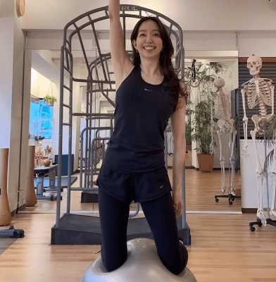 「自由の女神かと思った」大人気女優、待望のトレ動画公開！バランスボールに膝立ちの