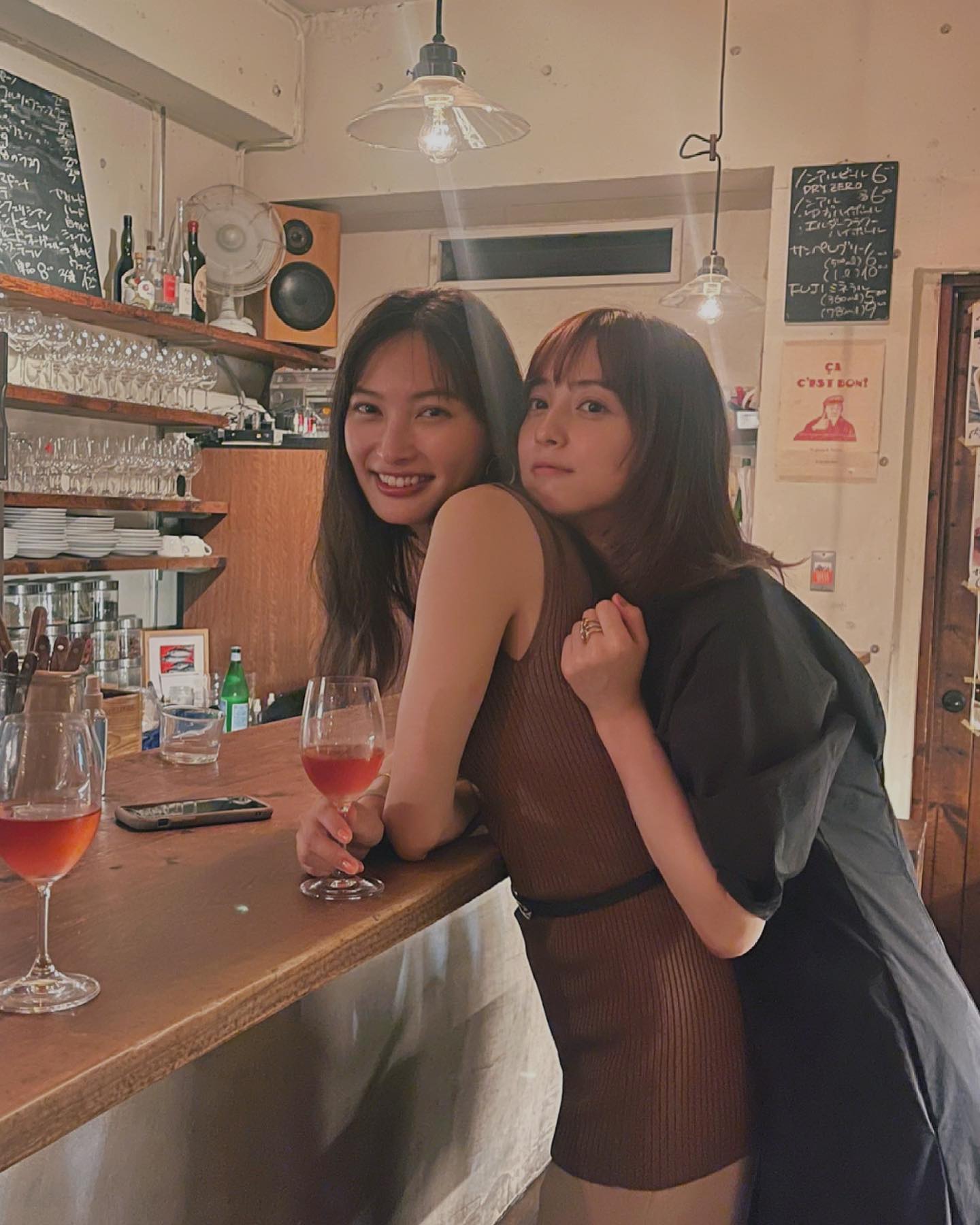 大政絢さん 親友・佐々木希さんとのほろ酔い密着ショット披露!「仲良し姉妹みたいですね😊」