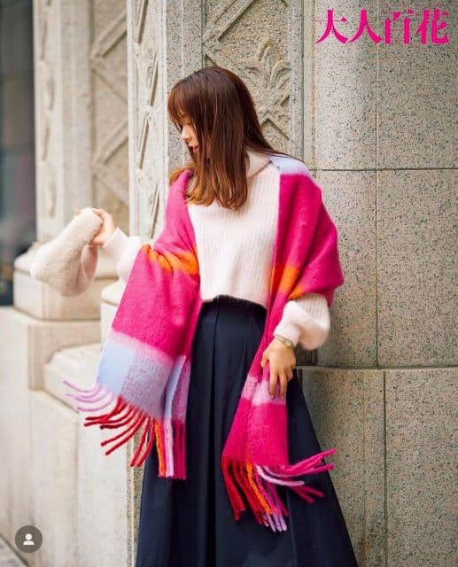 ほしのあき、ビビッドピンクのストールを羽織った写真を公開しファンからは”いつまでたっても可愛い”の声！