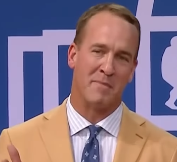 “殿堂入りスピーチでまさかのジョーク！”ペイトン・マニングがトム・ブレイディに笑撃の一言