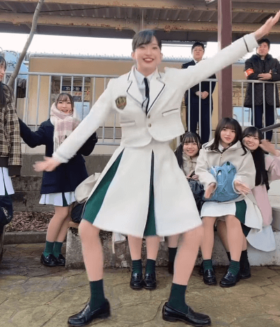 「ゲームで踊ってる人みたい」制服アイドル、駅で”ぶっ飛び・ダンシング”！明るいエールと真面目な眼差しの”超個性動画”が話題に