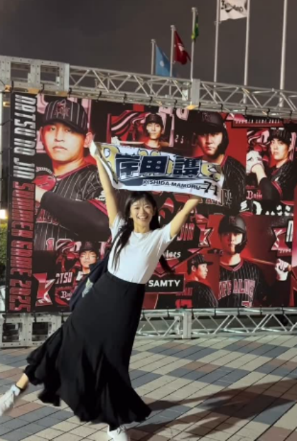 推し活スマイルが可愛すぎる！元ラストアイドル"オリックスファン"岡村茉奈、京セラドーム現地観戦ムービーが話題に！