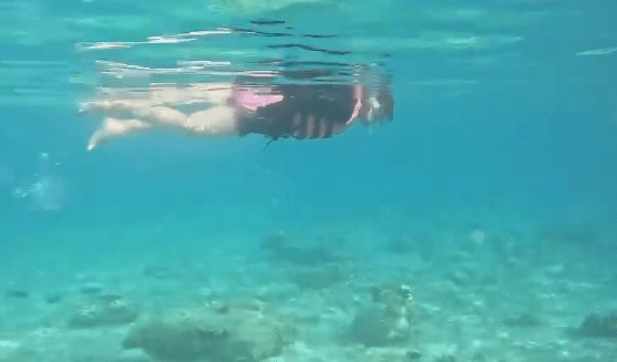 美女スノーボーダー・覚張美咲、フィリピンでマーメイド・スイミング！滝をバックしたムービーも必見