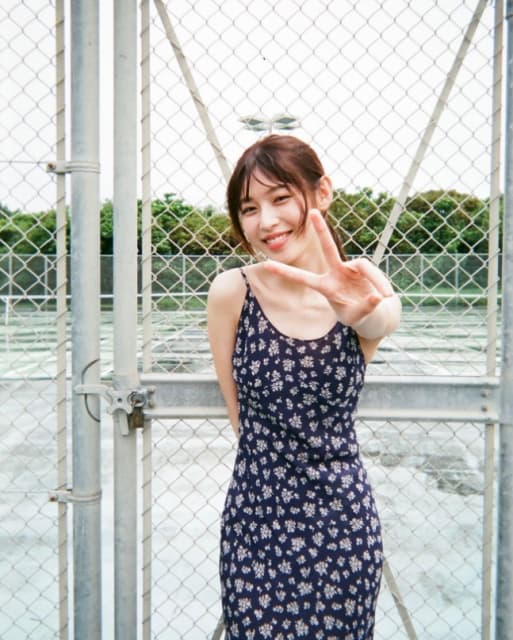 「かわいい！」写真集発売記念イベント告知の白石聖、肩出しワンピ笑顔でピース