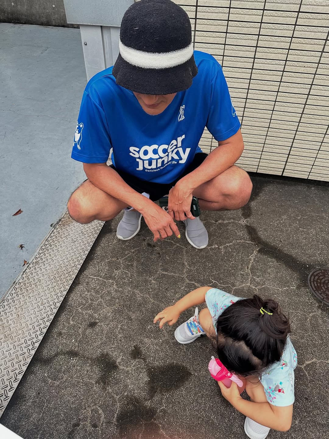 「最近は水たまりがお気に入り」丸山桂里奈、娘との微笑ましいお散歩の様子を公開