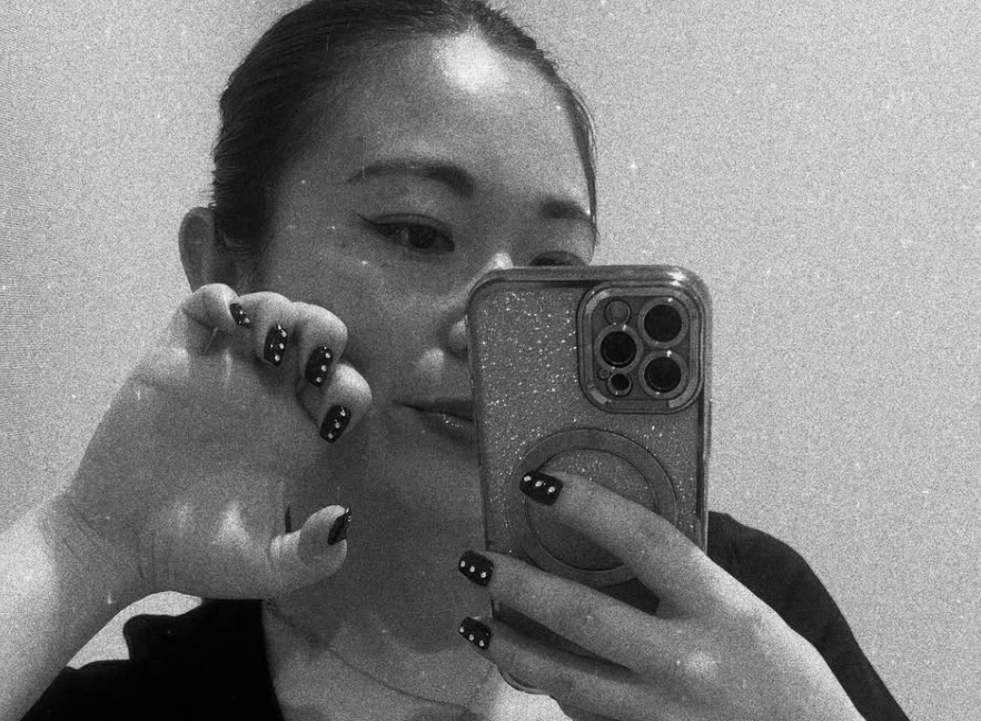 女子ホッケー・永井葉月、モノクロの世界で輝くブラックネイル姿を披露