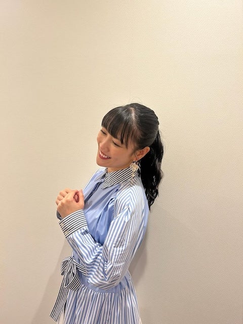 ももクロ・高城れに、ブルーの衣装オフショットを公開！「この服大好き」